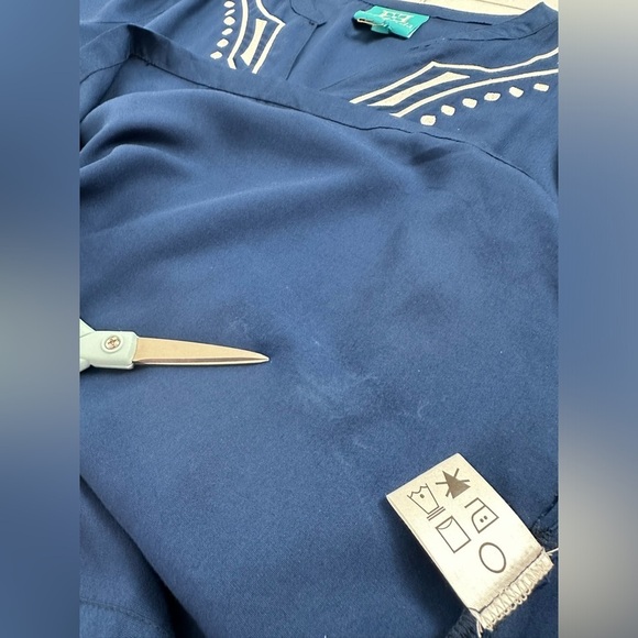 Escapada Split V-Neck Embroidered Long Sleeve Tunic - Picture 9 of 9